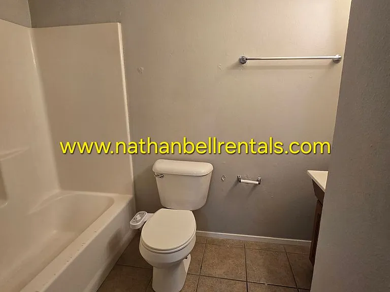 736 8th St SE — Photo 3