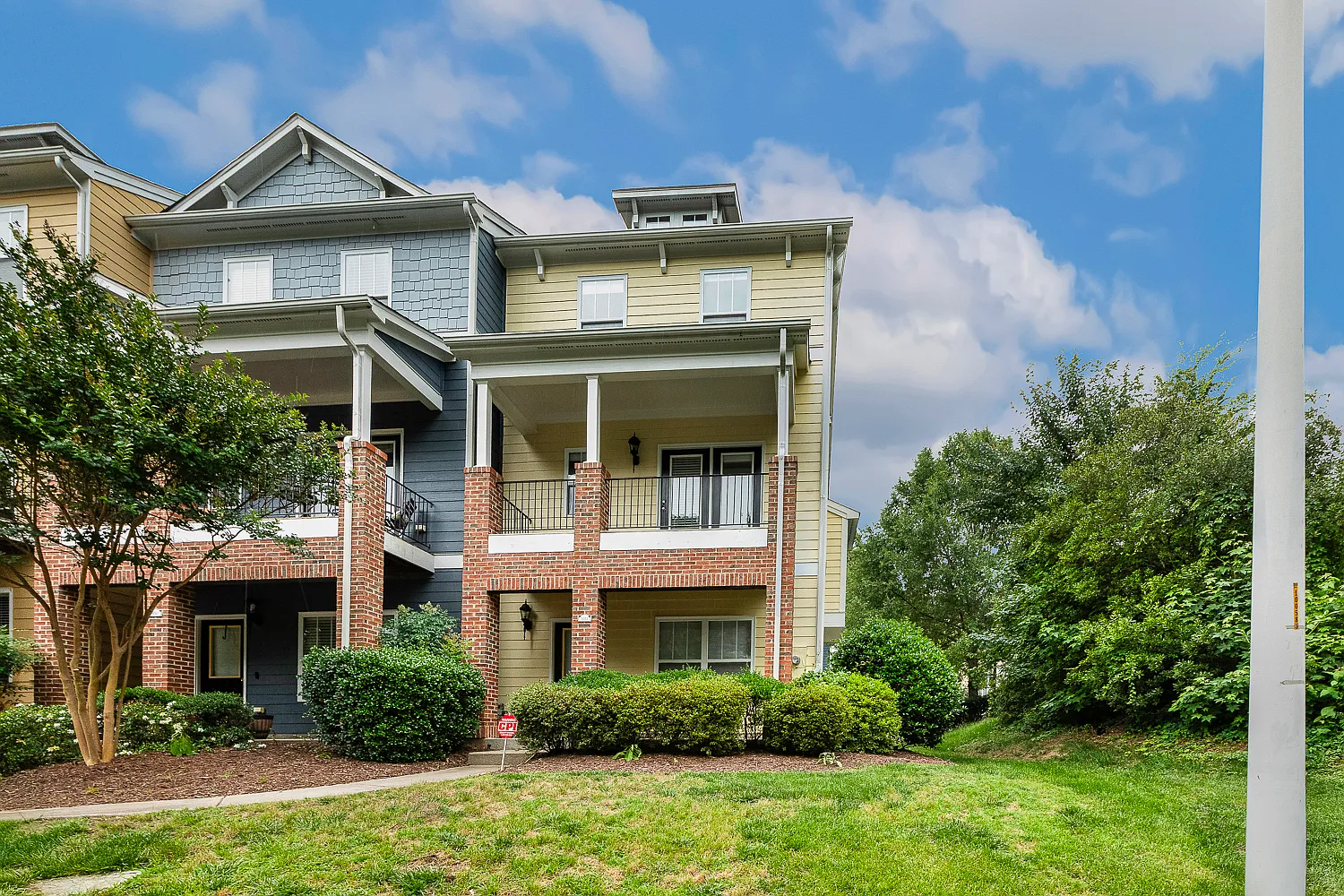 2 bed, 2.5 bath, 1878 sqft, $2,100 — Photo 1