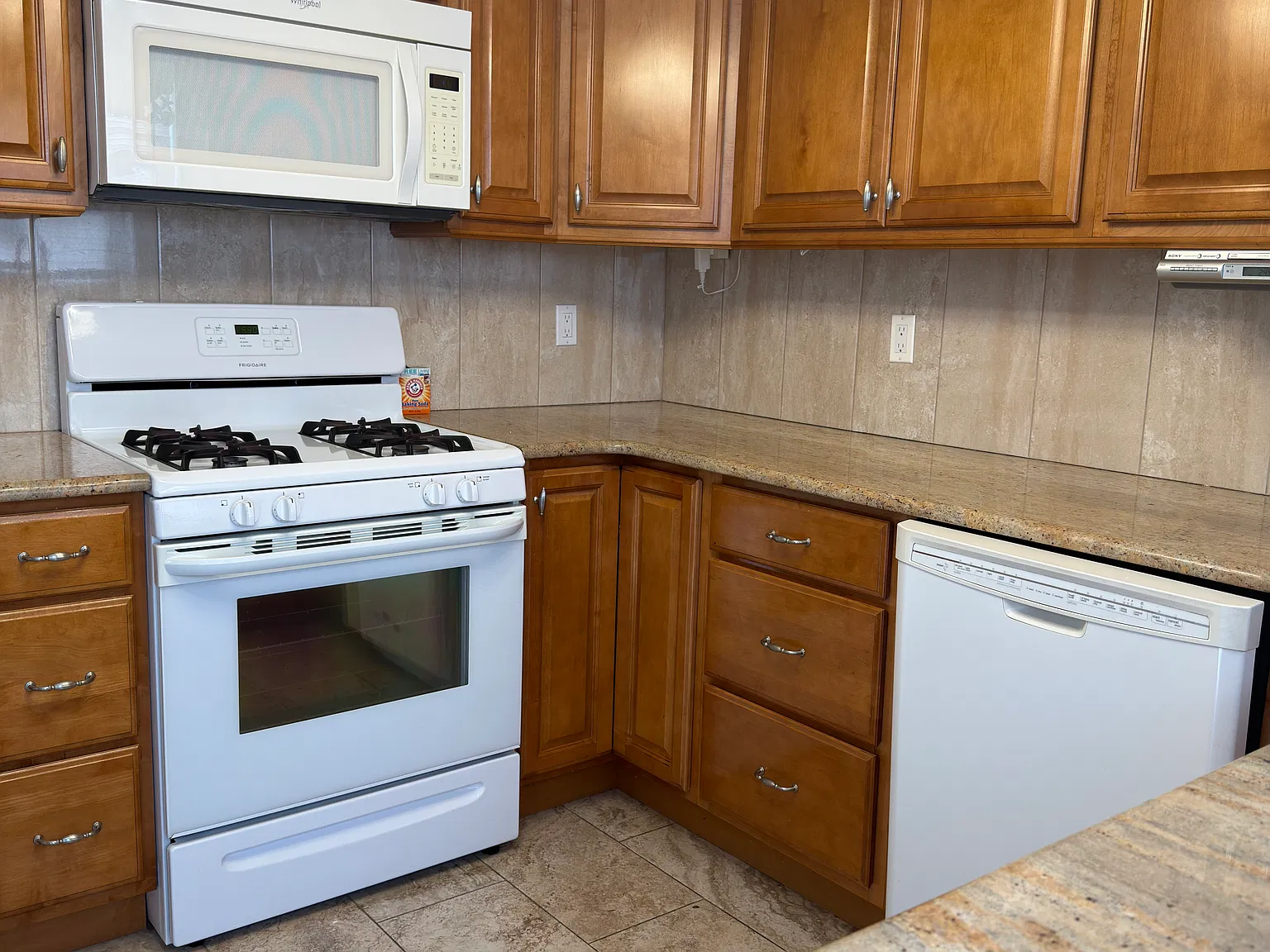 3 bed, 2.5 bath, 2100 sqft, $3,800 — Photo 4