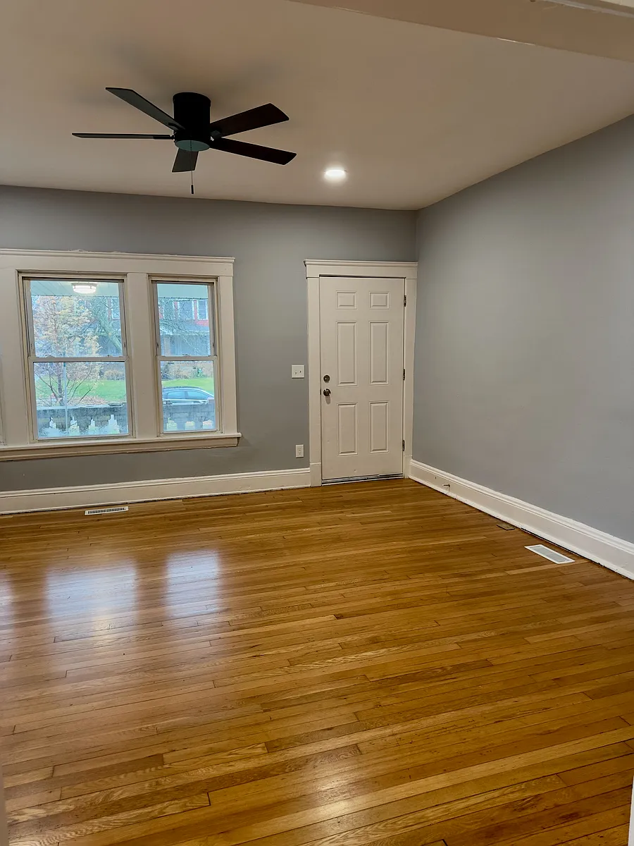 Front door entering into the great room. - 2409 Woodmere Dr
