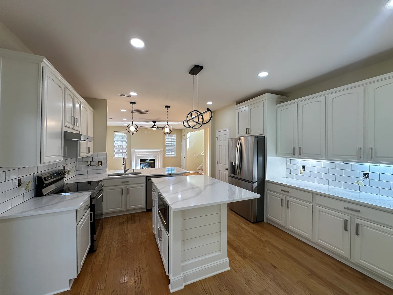 4 bed, 2.5 bath, 2200 sqft, $3,000 — Photo 4