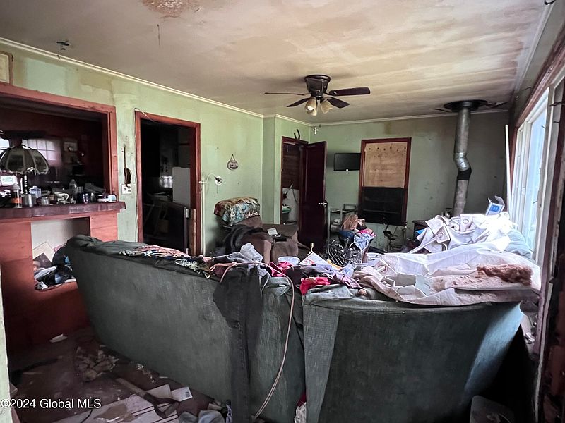 4th image of 428 Fortsville Road