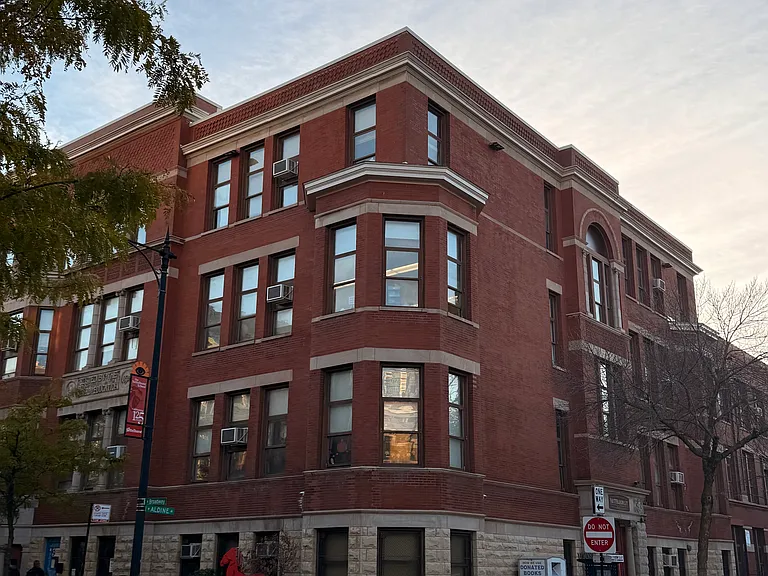 Highly regarded Nettelhorst School is located a few blocks away.
