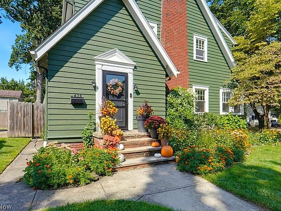 3rd image of 428 Roslyn Ave