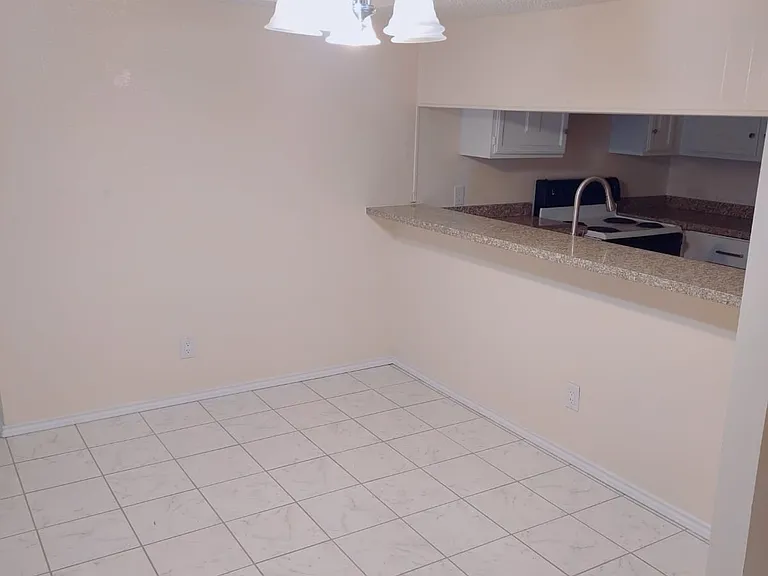 700 Sunset Dr #102 — Photo 7