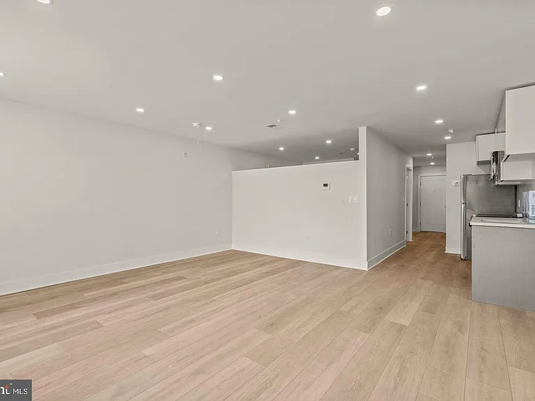 253 N 3rd St #3R — Photo 4
