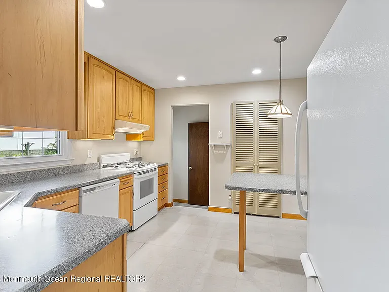 648 Longview Dr — Photo 2