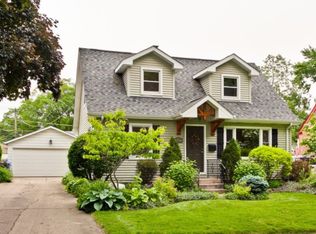 217 N Pine St, Mount Prospect, IL 60056
