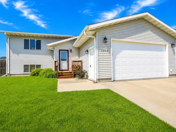 1016 16th Ave SW, Aberdeen, SD 57401