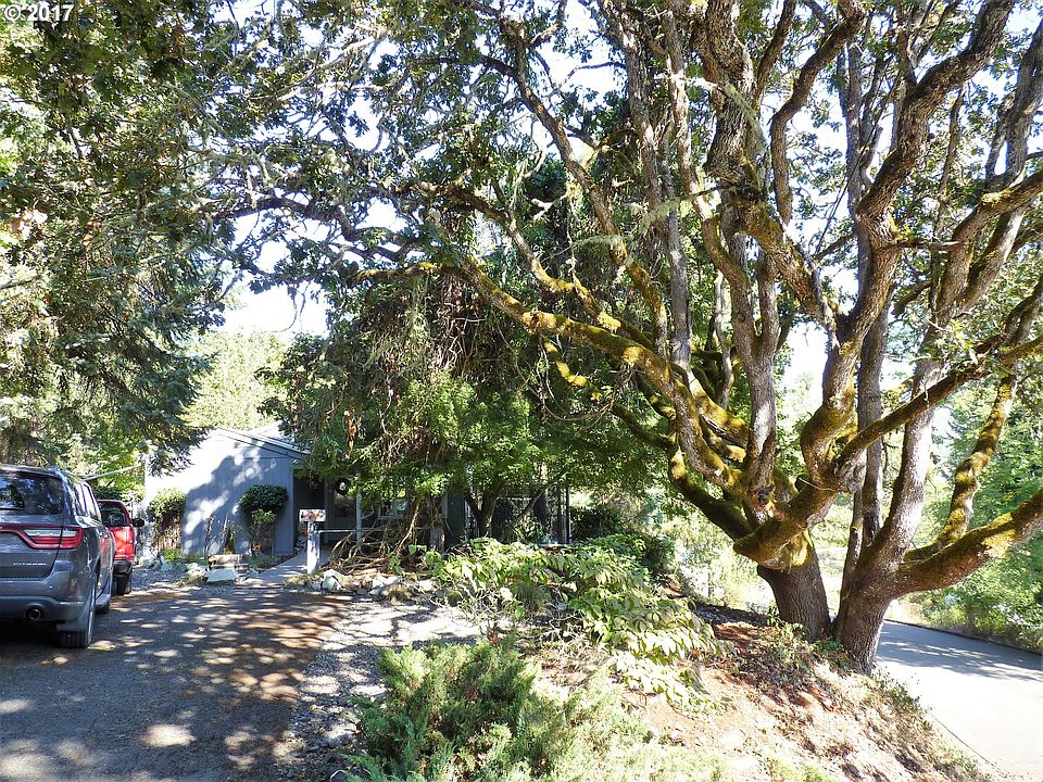 1st image of 494 SE Eastwood St