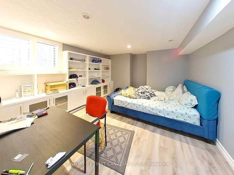 858 Roulston St — Photo 9