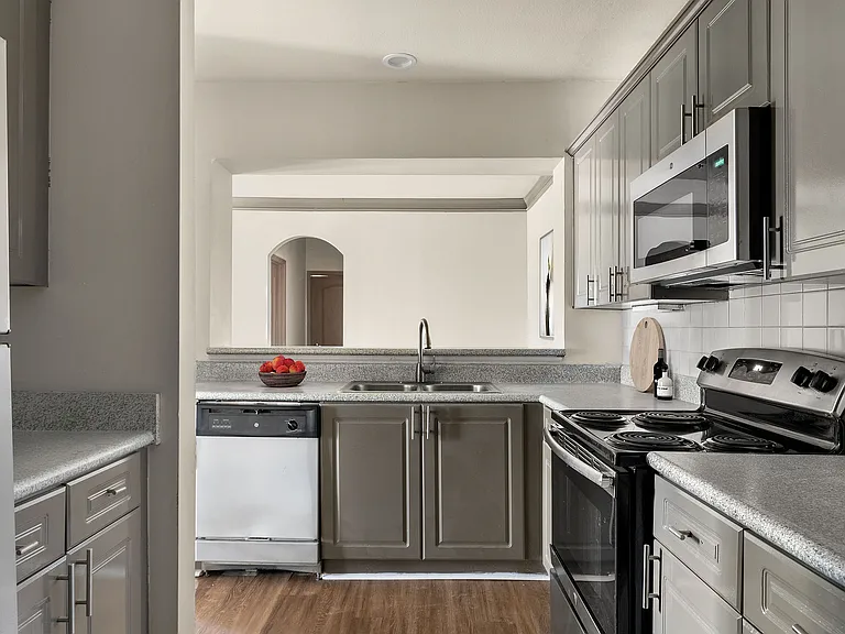 C234080 RetreatAtSweetwater_VS Still_3B2B_Kitchen_01_final