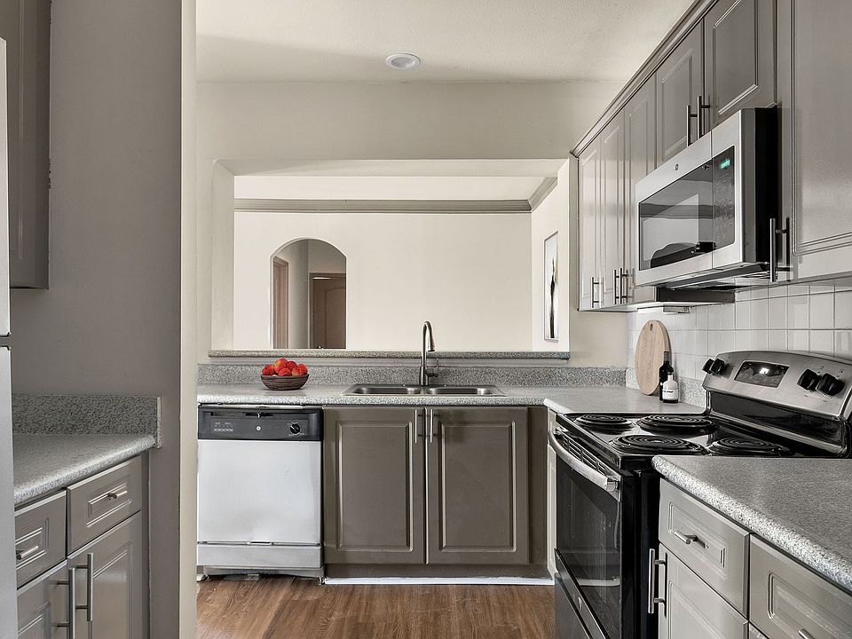 C234080 RetreatAtSweetwater_VS Still_3B2B_Kitchen_01_final
