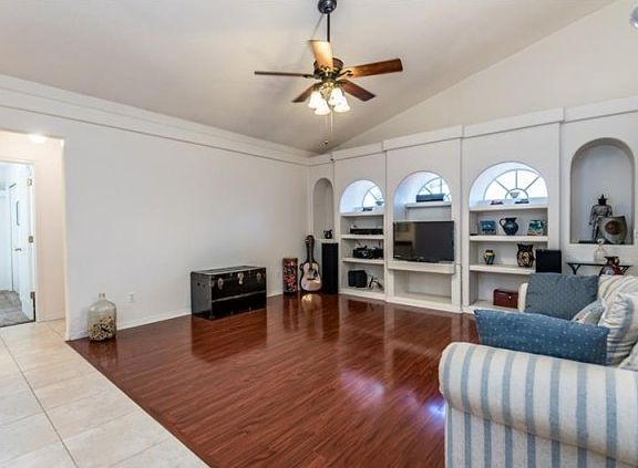 4th image of 926 Cumberland Cir