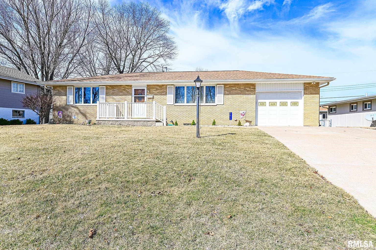2617 W Greenbrier Ln photo 1
