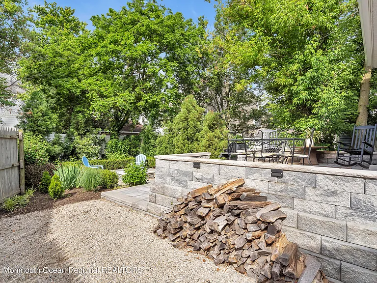 237 Bay Ave — Photo 37