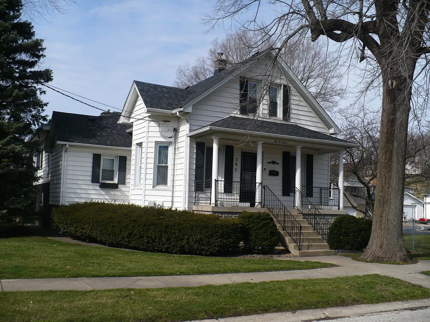 207 Fisher Ave photo 1