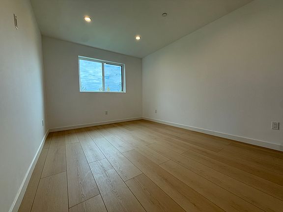 4th image of 4668 1/2 Laurelgrove Ave
