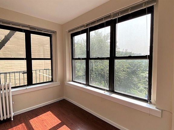 2nd image of 2405 28th St APT 3B