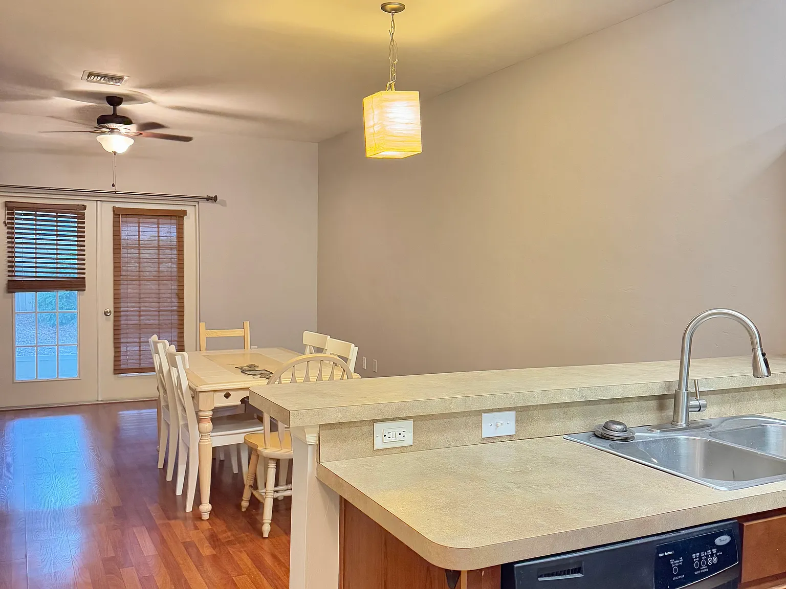 2 bed, 2.5 bath, 1250 sqft, $875 — Photo 2