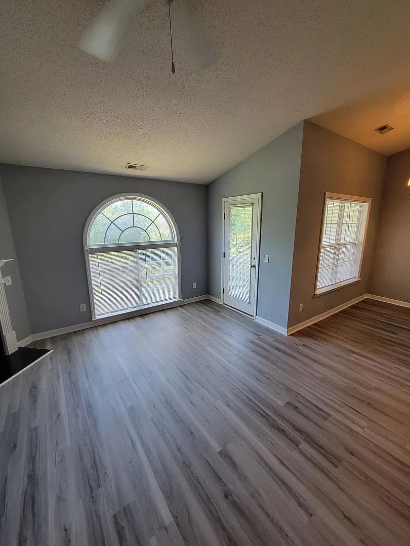 3rd Floor 2 Bedrooms, 2 Baths Vaulted Ceiling Condo — Photo 2