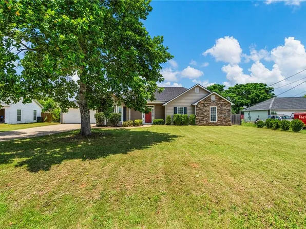 43 Honeysuckle Way, Fort Mitchell, AL 36856