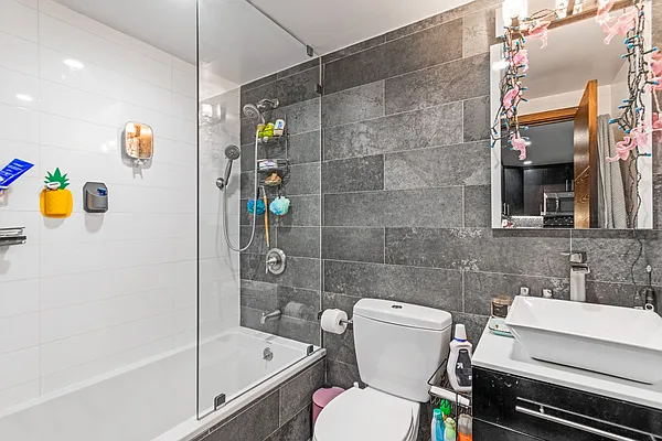 Sold by Hauseit LLC | media 18