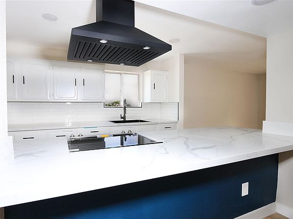 3rd image of 1429 E Torrey Pines Cir