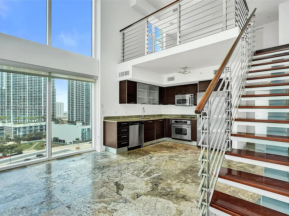 41 SE 5th St #1016