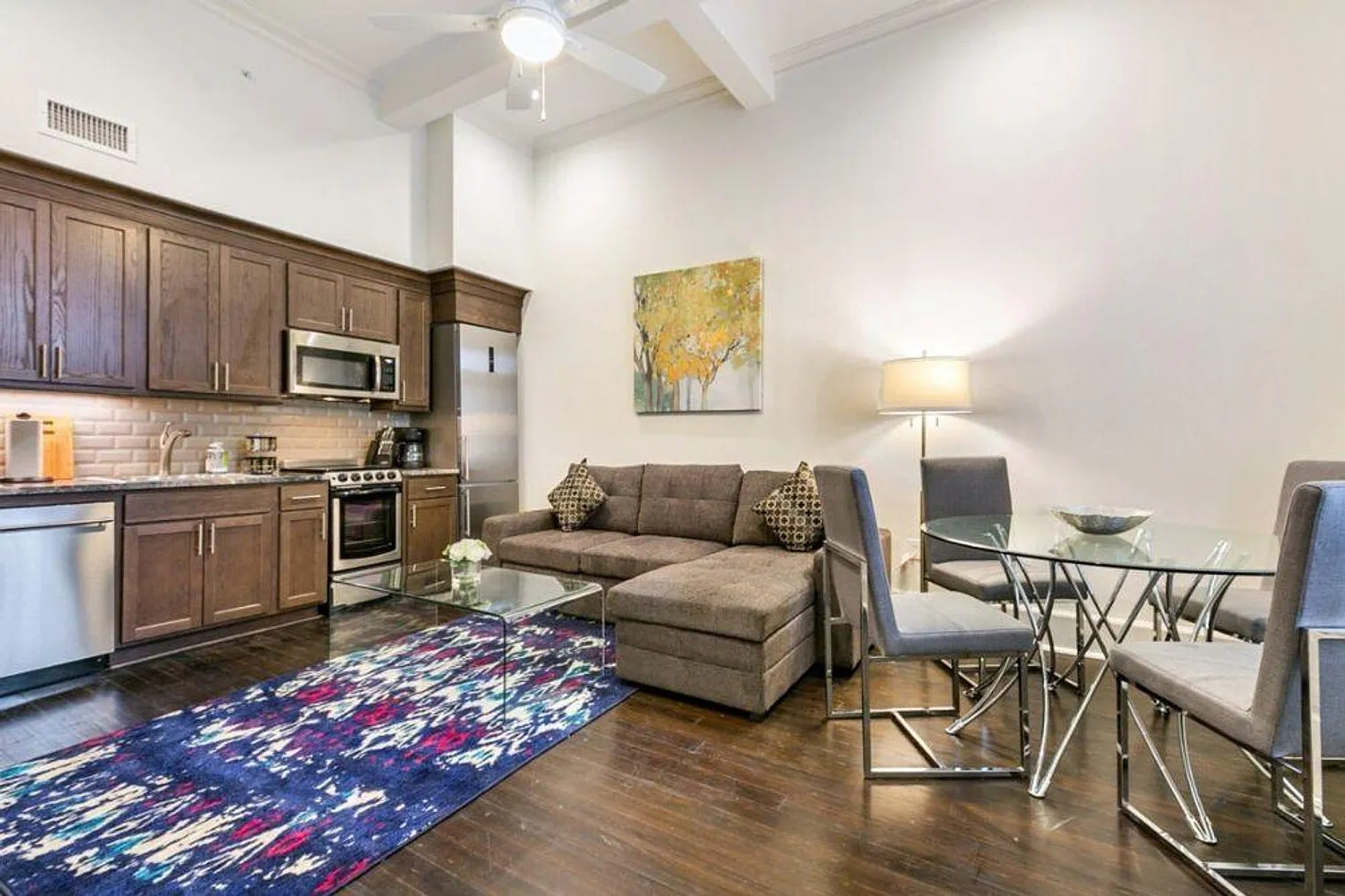 1 bed, 1.0 bath, 699 sqft, $3,810 — Photo 2