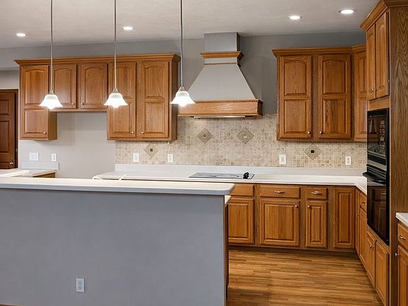 3rd image of 224 Mountain Crest Dr