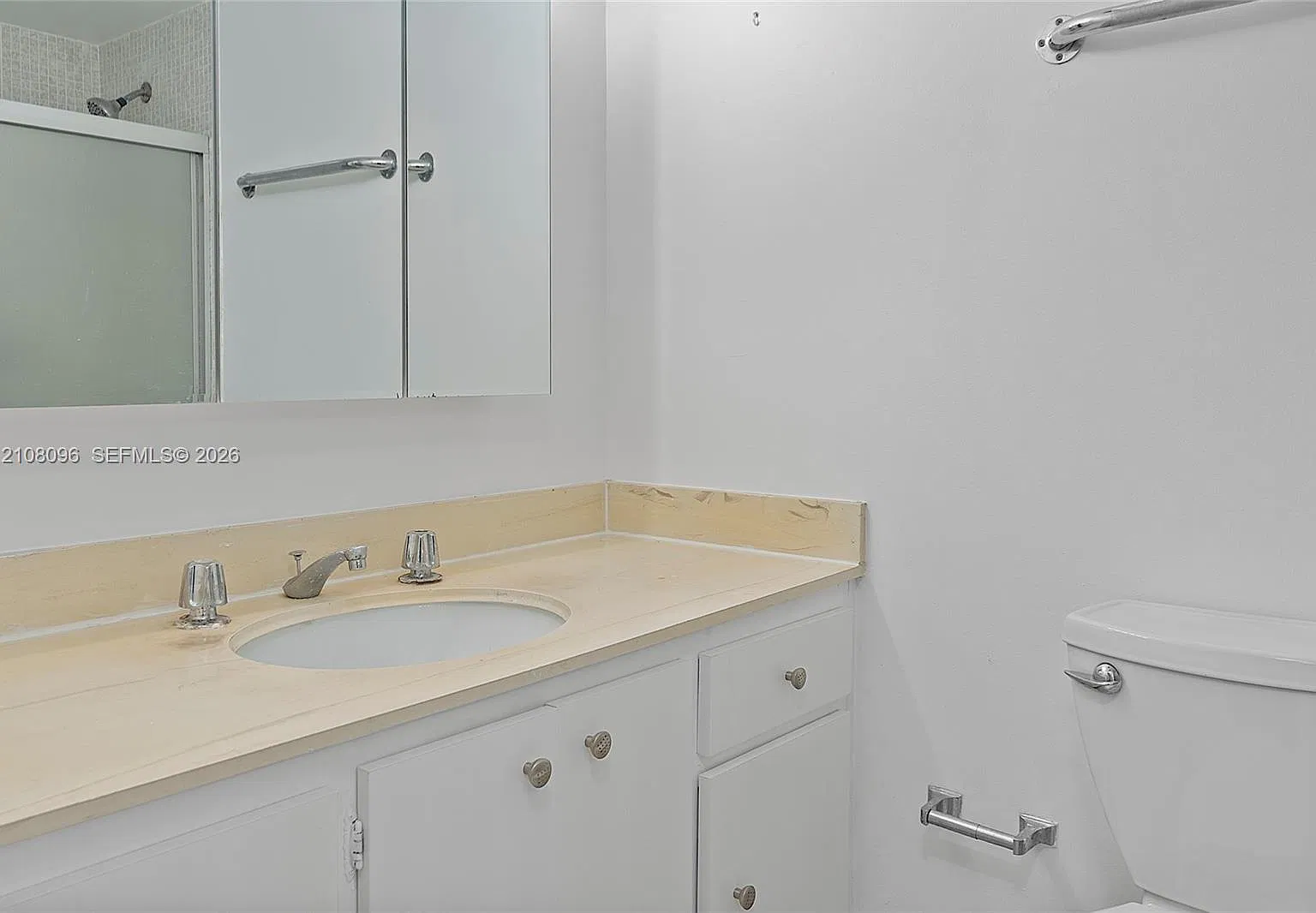 Hemispheres Condo — Photo 4