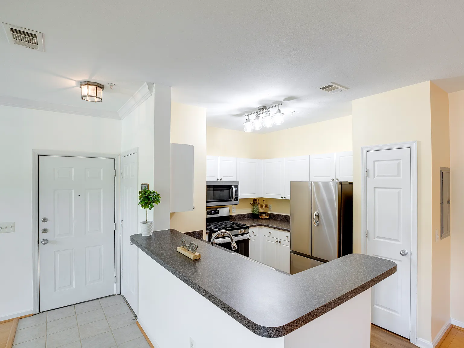 2 bed, 1200 sqft, $2,500 — Photo 4