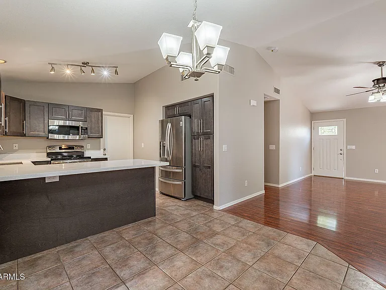 491 E Devon Dr — Photo 8