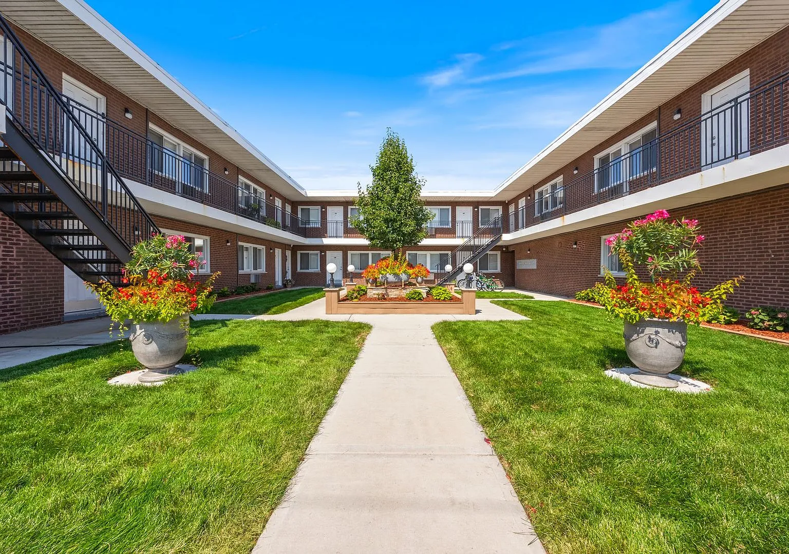 1 bed, 900 sqft, $1,600 — Photo 1