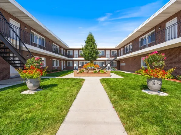 7834 95th St #2H, Hickory Hills, IL 60457