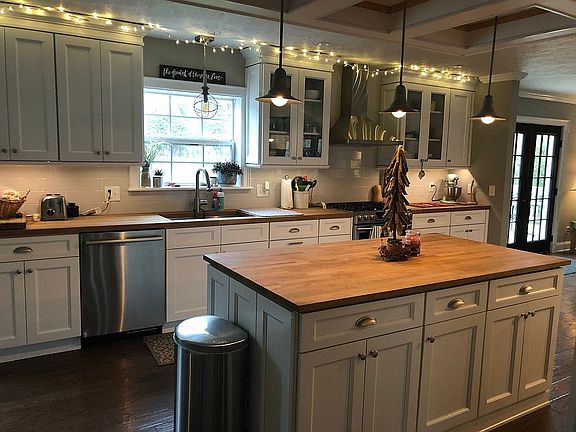 Kitchen with large Island