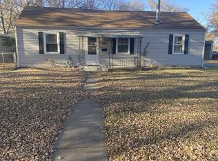 100 SW Country Club Dr, Topeka, KS 66611