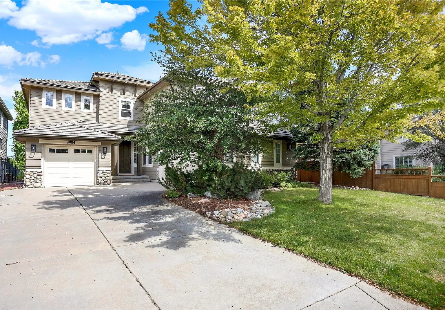 4 bed, 3.5 bath, 4827 sqft, $3,900 — Photo 2