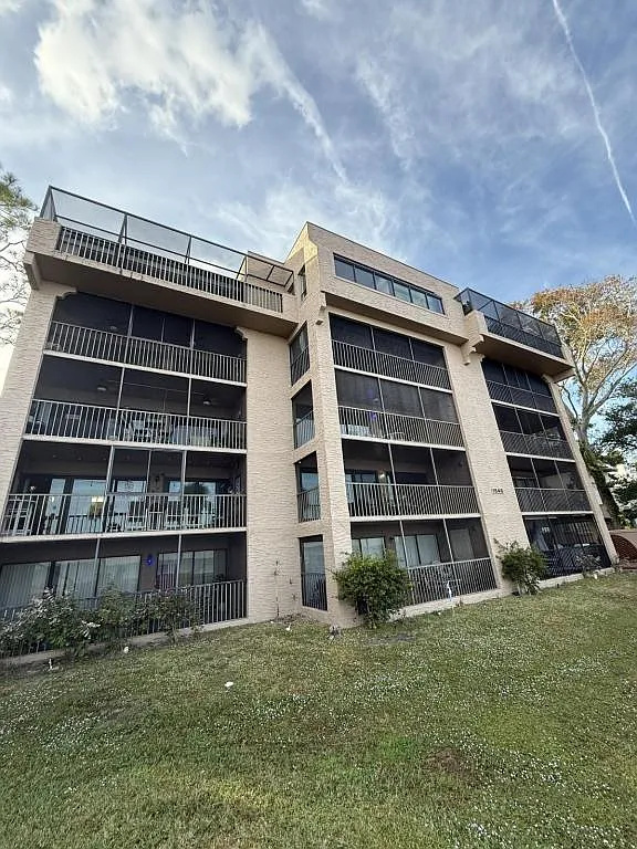 Building Photo - 1540 Riverside Dr #402