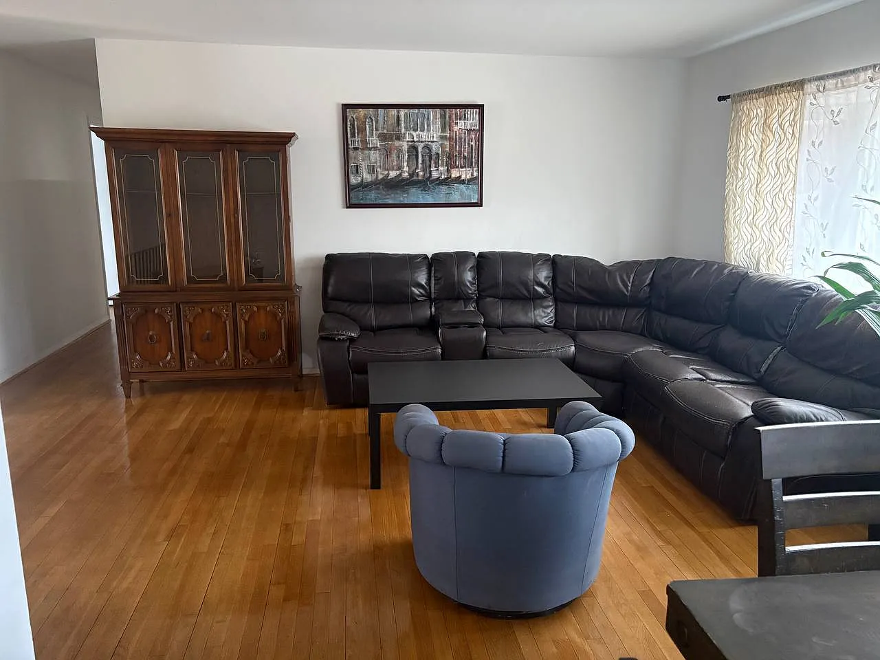 5 bed, 2450 sqft, $4,500 — Photo 3