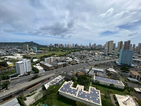 2825 S King St, Honolulu, HI 96826