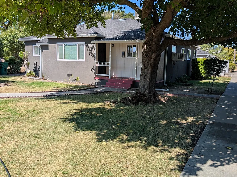 904 East St — Photo 1