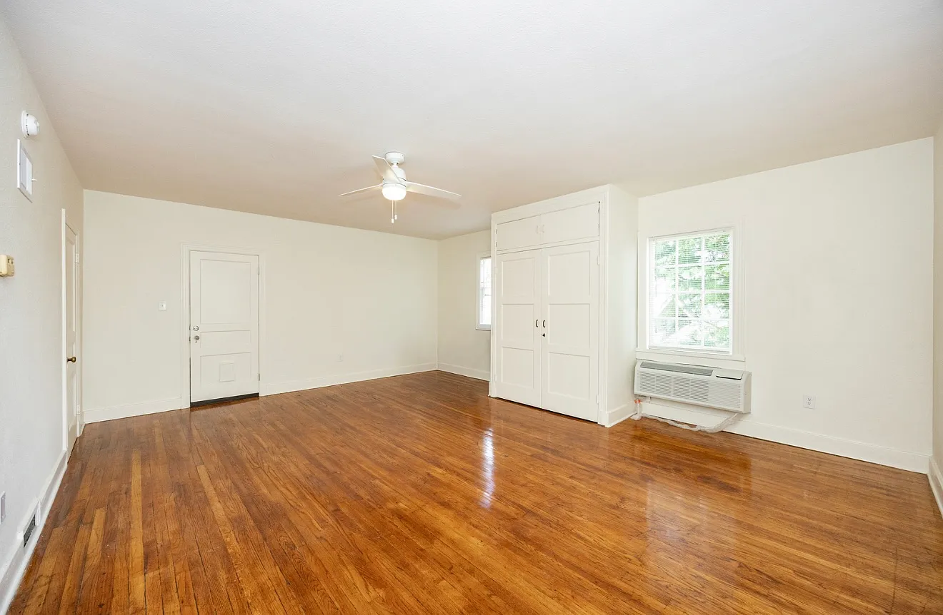 Studio, $850 — Photo 1