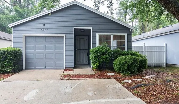 5629 Ellis Trace Dr — Photo 1