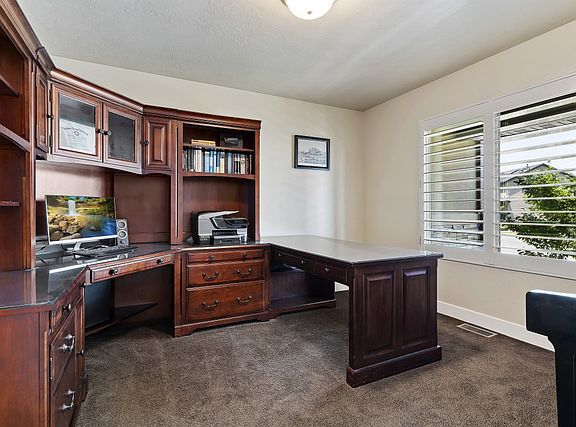 3rd image of 155 W Hancock Cir