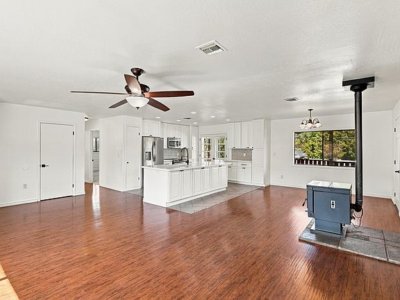 5th image of 202 E Phoenix St