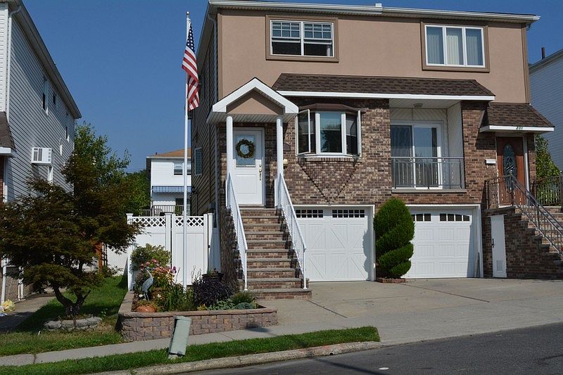 233 Brookfield Ave
						:
						Stunning Semi in the heart of Great Kills