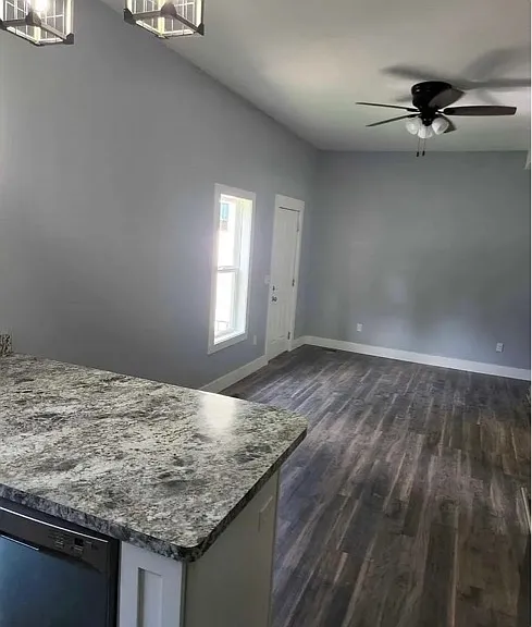 241 N Clinton St — Photo 9