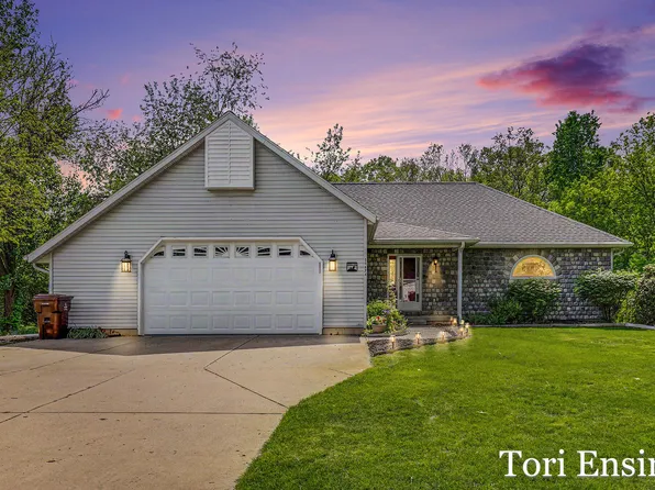 10874 Wildwood Dr, Greenville, MI 48838